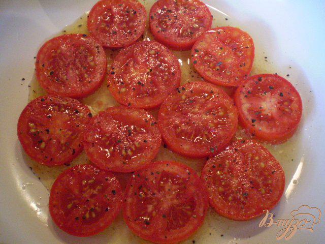 Фото приготовление рецепта: Яичница с помидорами и сыром шаг №3