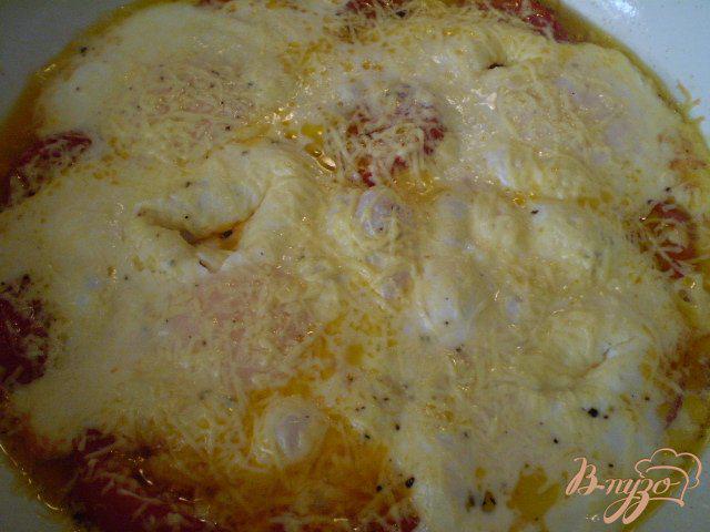 Фото приготовление рецепта: Яичница с помидорами и сыром шаг №6