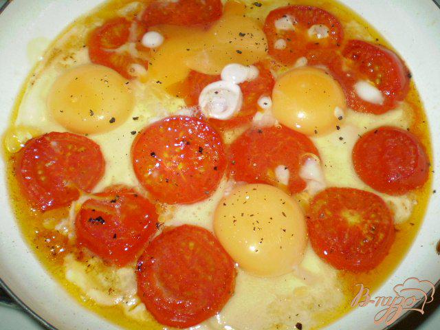Фото приготовление рецепта: Яичница с помидорами и сыром шаг №4