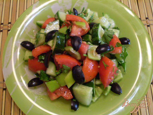 Фото приготовление рецепта: Овощной салат с чесноком и оливками шаг №4