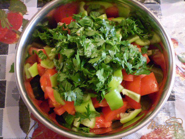 Фото приготовление рецепта: Овощной салат с чесноком и оливками шаг №2
