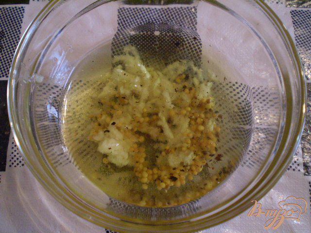 Фото приготовление рецепта: Овощной салат с чесноком и оливками шаг №3