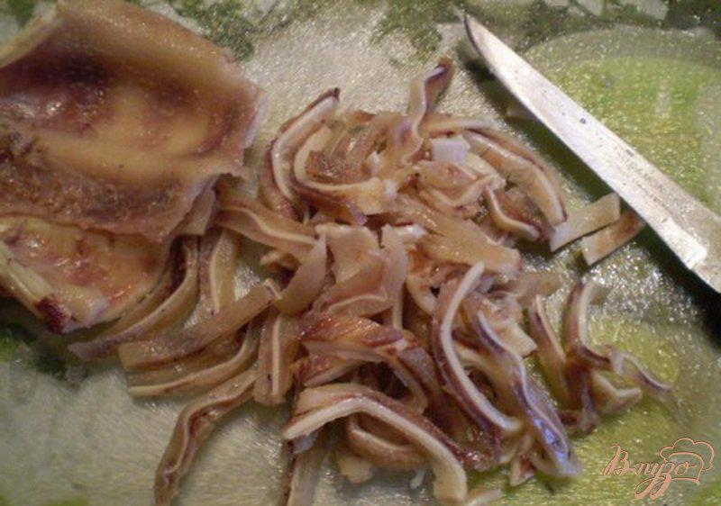 Фото приготовление рецепта: Салат из стручковой фасоли и свиных ушей шаг №4