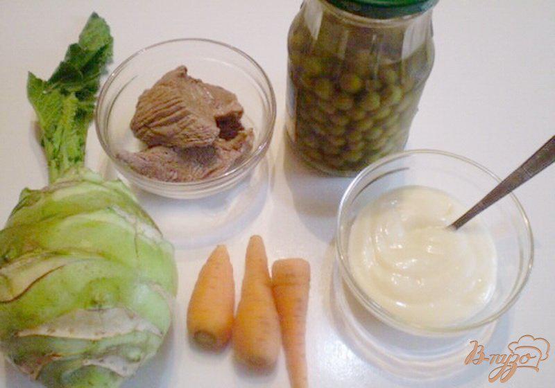 Фото приготовление рецепта: Салат из капусты брокколи и говядины. шаг №1