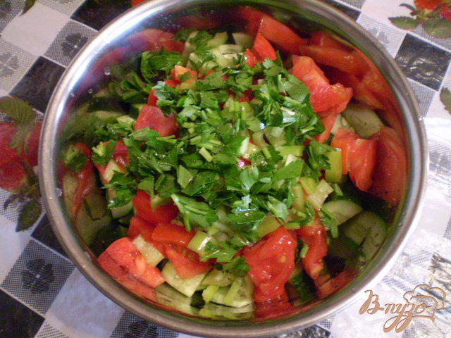 Фото приготовление рецепта: Овощной салат с творогом и сметаной шаг №2