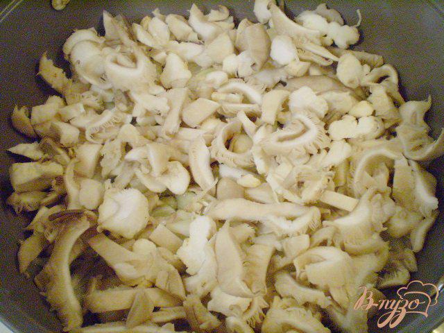 Фото приготовление рецепта: Кабачок с грибами в сметане шаг №2