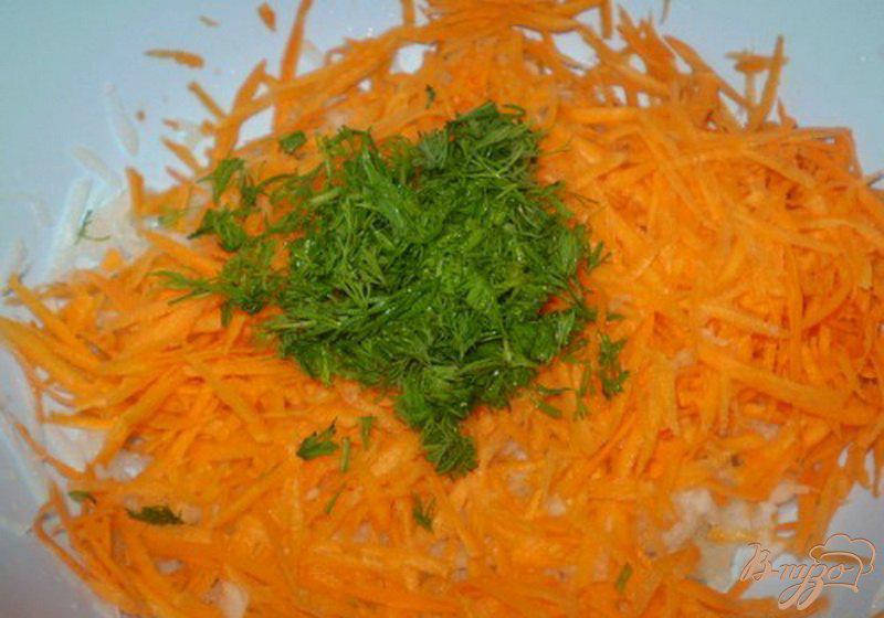 Фото приготовление рецепта: Капуста с дайконом и морковью шаг №2
