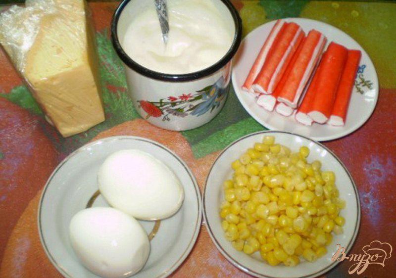 Фото приготовление рецепта: Крабовые палочки фаршированные кукурузой и сыром шаг №1