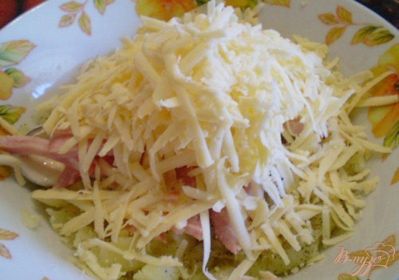 Фото приготовление рецепта: Картофель фаршированный сыром и колбасой шаг №4