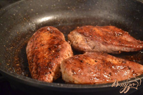 Фото приготовление рецепта: Куриные грудки с пюре из брокколи и соусом из тыквы шаг №5