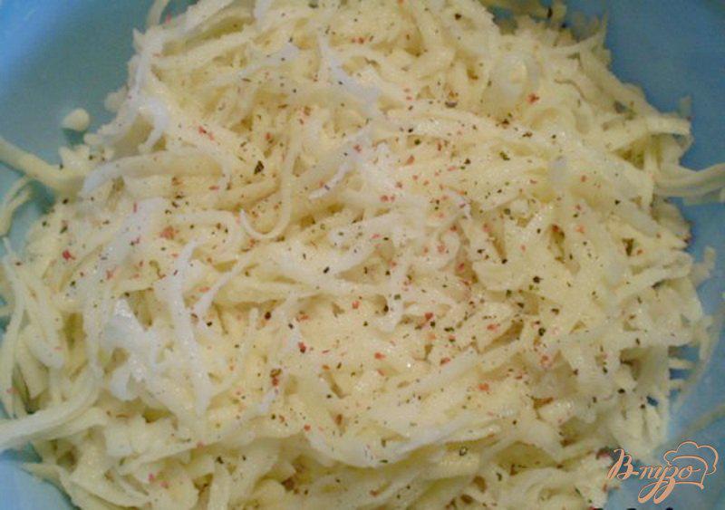 Фото приготовление рецепта: Картофельные корзинки с сырной начинкой шаг №2