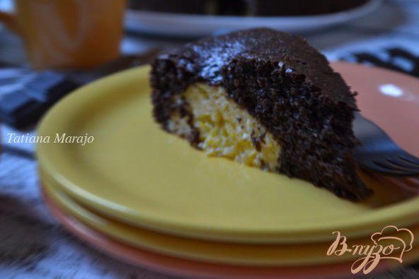 Фото приготовление рецепта: Шоколадный пирог с творожными шариками шаг №10