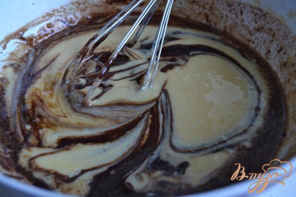 Фото приготовление рецепта: Шоколадный пирог с творожными шариками шаг №7