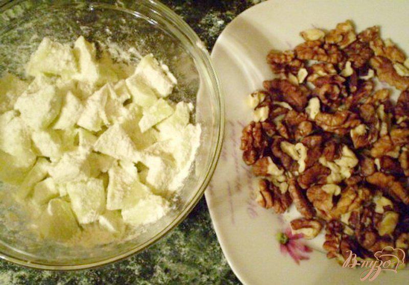 Фото приготовление рецепта: Манник постный с яблоком и грецкими орехами шаг №2