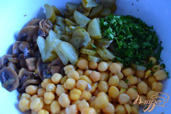 Фото приготовление рецепта: Грибной салат с горохом нут шаг №3