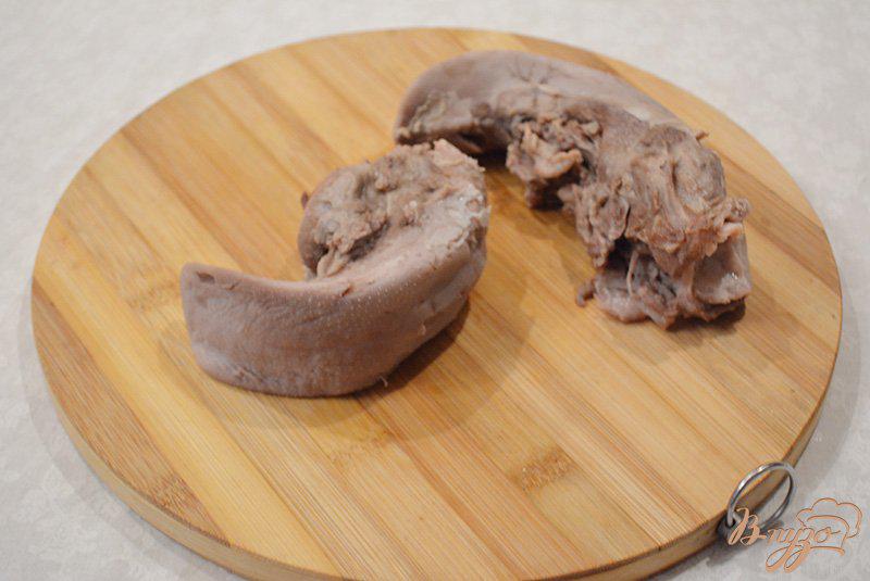 Фото приготовление рецепта: Язык свиной запеченый со специями, чесноком и сыром шаг №2