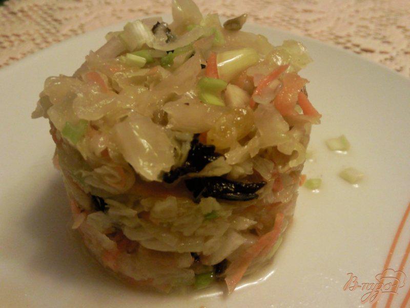 Фото приготовление рецепта: Салат из квашенной капусты с черносливом шаг №3