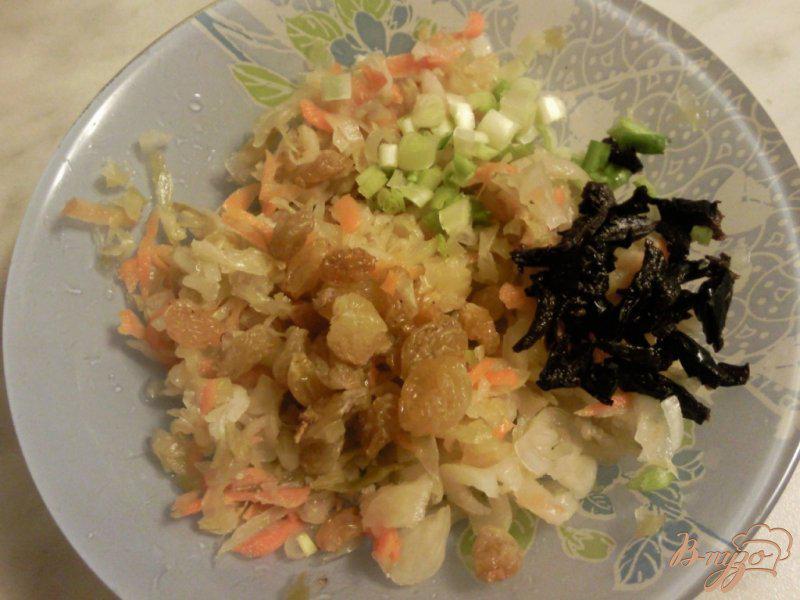 Фото приготовление рецепта: Салат из квашенной капусты с черносливом шаг №2