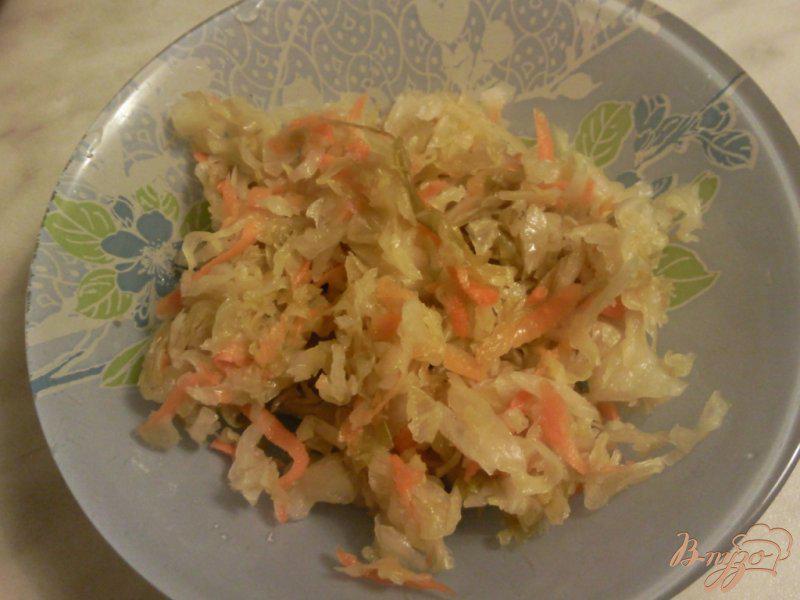 Фото приготовление рецепта: Салат из квашенной капусты с черносливом шаг №1