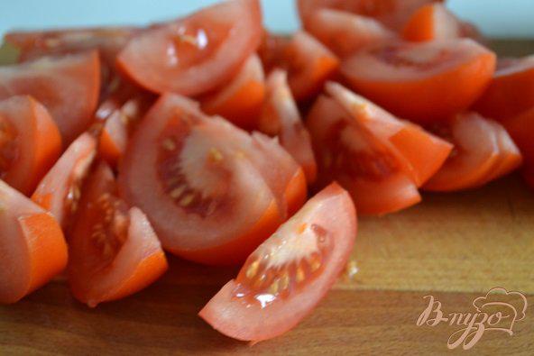 Фото приготовление рецепта: Салат с томатами и тунцом шаг №2