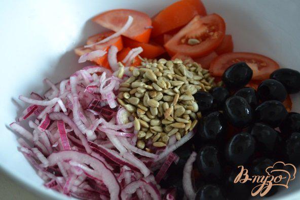 Фото приготовление рецепта: Салат с томатами и тунцом шаг №4