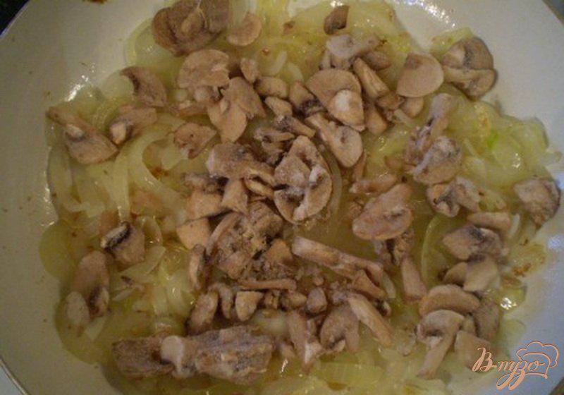Фото приготовление рецепта: Печень тушенная с грибами, луком в сметане шаг №2