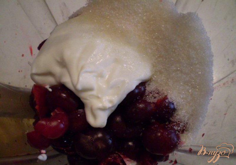 Фото приготовление рецепта: Десерт «Вишенка в снегу» шаг №2
