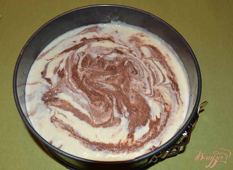 Фото приготовление рецепта: Творожно-шоколадная запепканка c вишневым вареньем шаг №5
