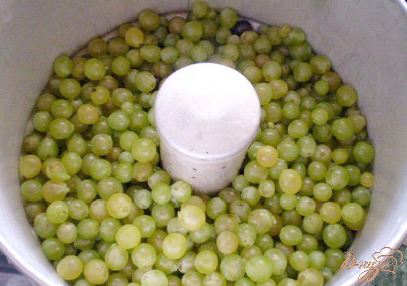 Фото приготовление рецепта: Натуральный виноградный сок из соковарки шаг №3