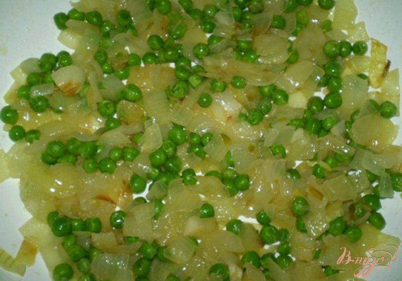 Фото приготовление рецепта: Омлет с зеленым горошком, луком и сыром шаг №2