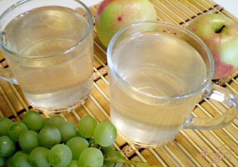 Фото приготовление рецепта: Компот из яблок, винограда с мятой и эхинацеей шаг №5