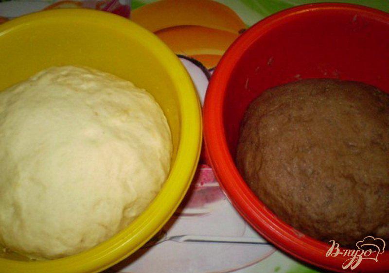Фото приготовление рецепта: Мраморный дрожжевой сладкий хлеб + косичка из 6 жгутов шаг №4