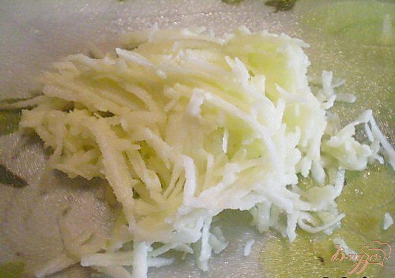 Фото приготовление рецепта: Салат из капусты с редькой и яблоком шаг №3