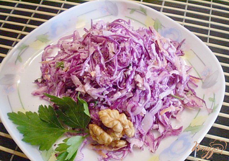Фото приготовление рецепта: Салат из капусты с редькой и яблоком шаг №7
