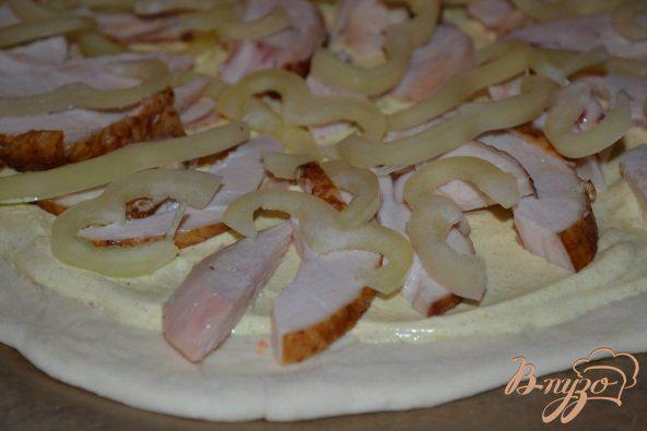 Фото приготовление рецепта: Пицца с куриным мясом и карри шаг №5