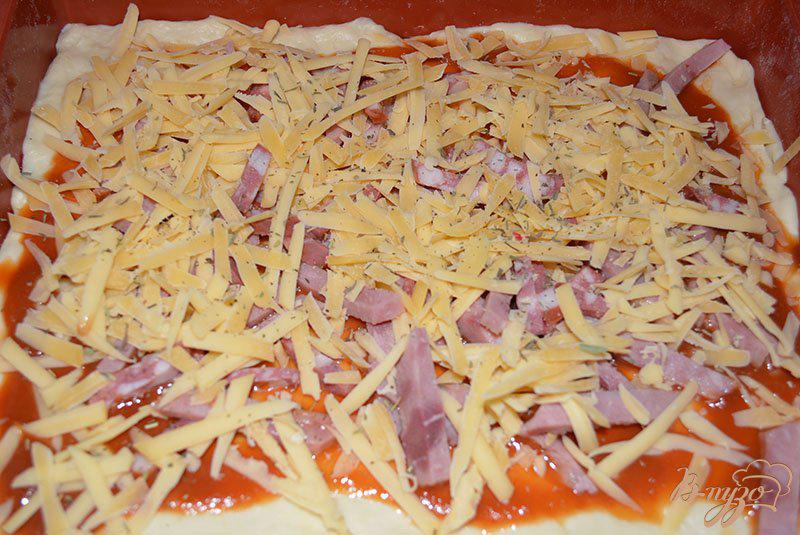 Фото приготовление рецепта: Сдобная пицца с ветчиной и колбасой шаг №4