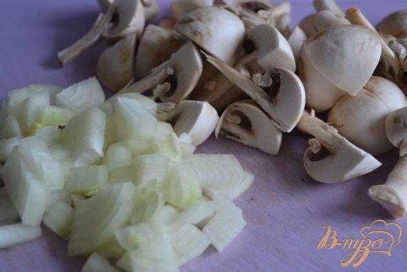 Фото приготовление рецепта: Жареный картофель с грибами шаг №3
