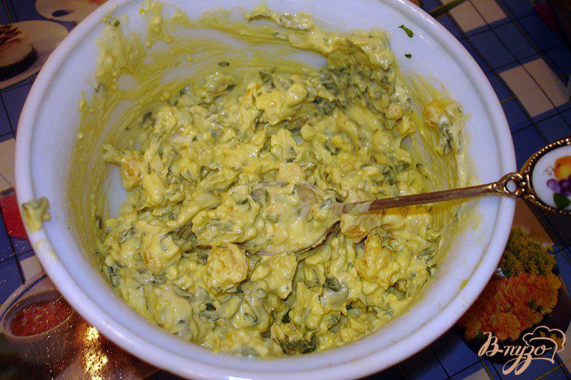 Фото приготовление рецепта: Фаршированные яйца с голубым сыром шаг №3