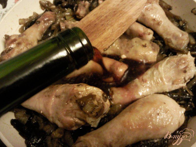 Фото приготовление рецепта: Кок*о вен (курица в вине) шаг №3