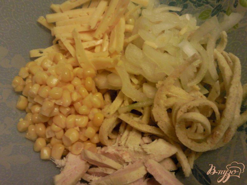 Фото приготовление рецепта: Куриный салат с омлетом и кукурузой шаг №3