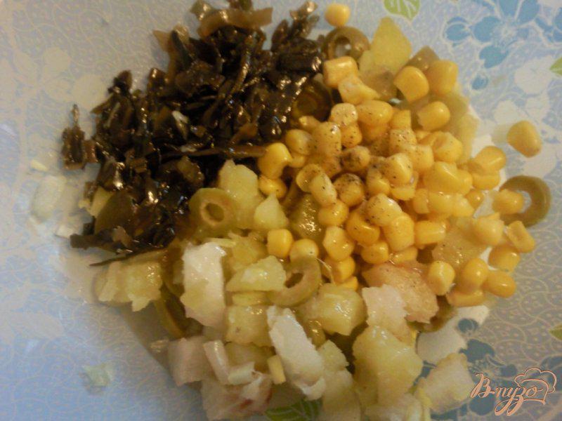 Фото приготовление рецепта: Салат с подкопченным палтусом и морской капустой шаг №3