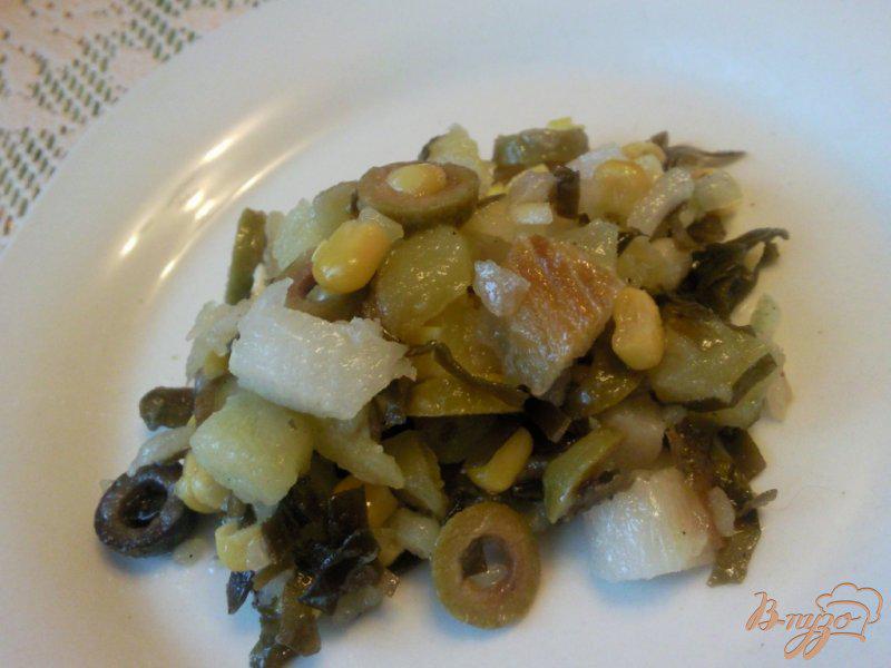 Фото приготовление рецепта: Салат с подкопченным палтусом и морской капустой шаг №4