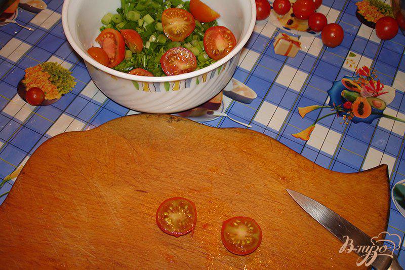 Фото приготовление рецепта: Сочный салат с помидорами черри, яйцами и оливками шаг №2