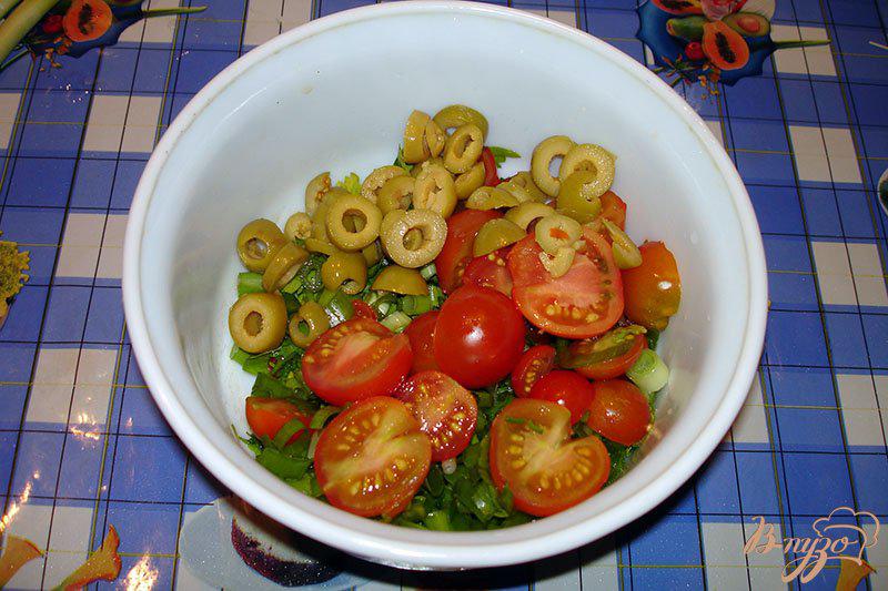 Фото приготовление рецепта: Сочный салат с помидорами черри, яйцами и оливками шаг №3