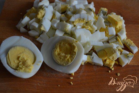 Фото приготовление рецепта: Яичный салат с маринованными грибами шаг №4