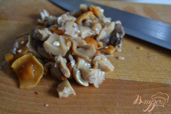 Фото приготовление рецепта: Яичный салат с маринованными грибами шаг №3