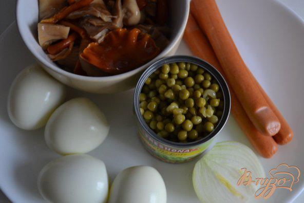 Фото приготовление рецепта: Яичный салат с маринованными грибами шаг №1