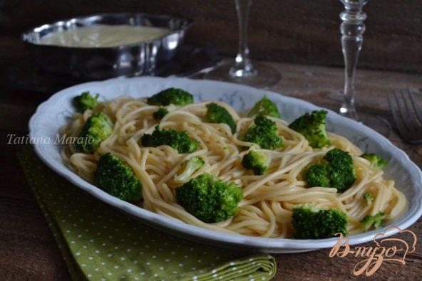 Фото приготовление рецепта: Спагетти с брокколи и чесночным соусом шаг №8