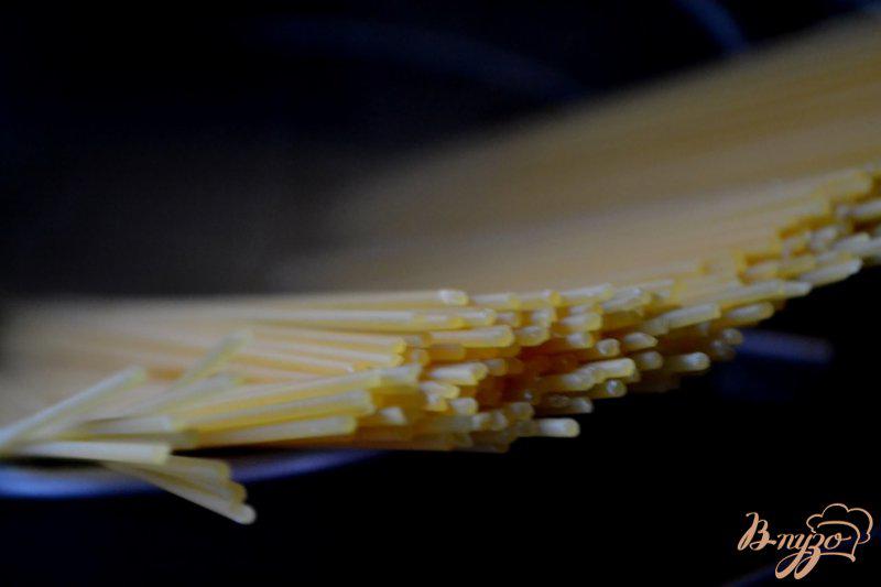 Фото приготовление рецепта: Спагетти с брокколи и чесночным соусом шаг №1