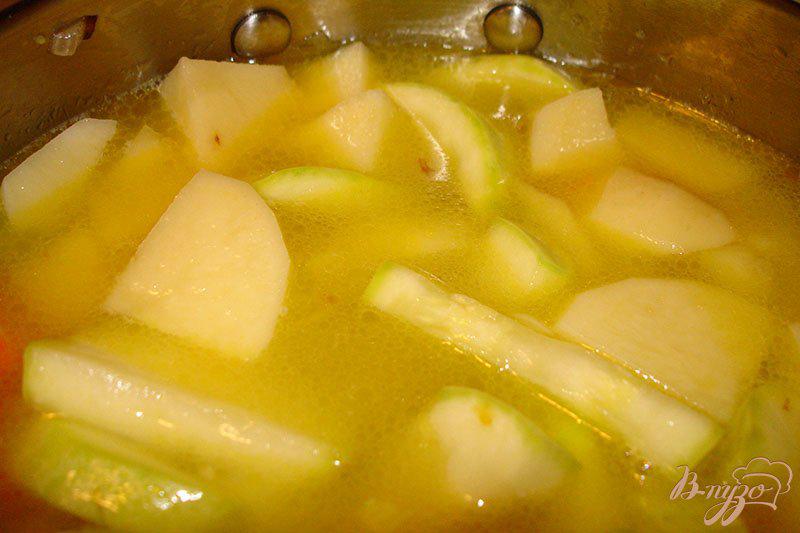 Фото приготовление рецепта: Суп из кабачков с гренками шаг №5